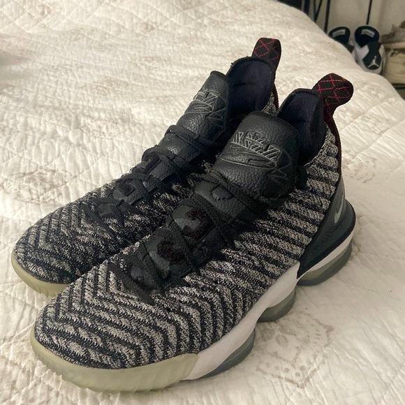 Lebron 16 OREO main image 4